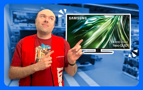 Vendeur Darty à côté d'une TV Samsung