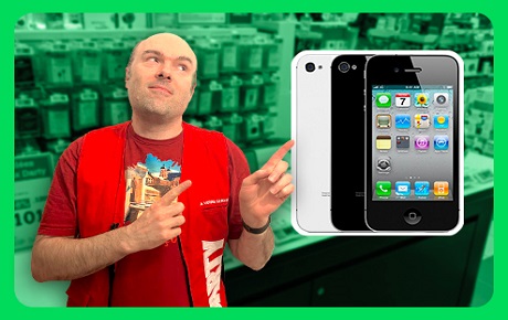 Un vendeur Darty montre des anciens iPhone sur sa gauche