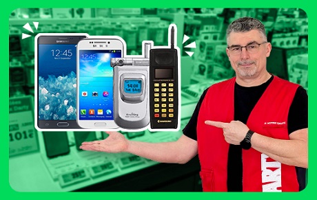 Un vendeur Darty montre des smarpthones Samsung de différentes générations