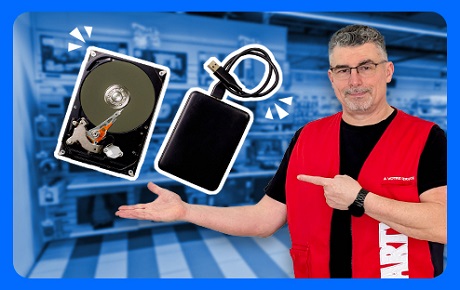 Un vendeur Darty montre du doigt des disques de stockage