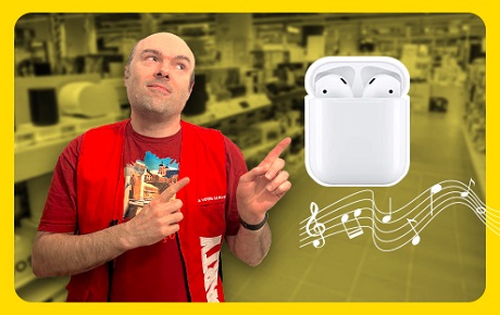 Un vendeur Darty montre des écouteurs pour le sport