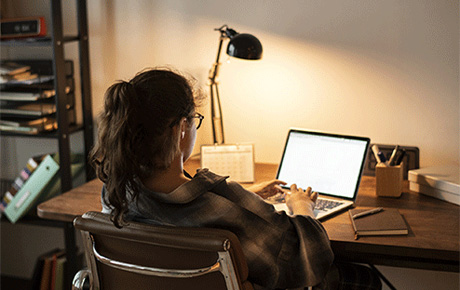 Une personne a un bureau sur son ordinateur portable