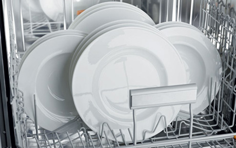 Plusieurs assiettes dans un lave-vaisselle