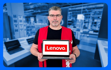 Un vendeur Darty tient un pc portable Lenovo devant lui