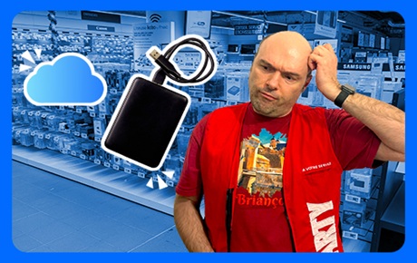 Un vendeur Darty se gratte la tête à coté d'un logo d'iCloud et d'un disque dur externe