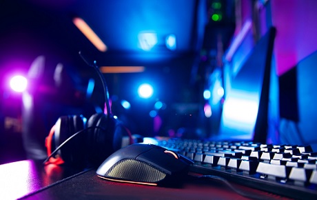 Plusieurs accessoires gaming PC dans une chambre plongée dans le noir