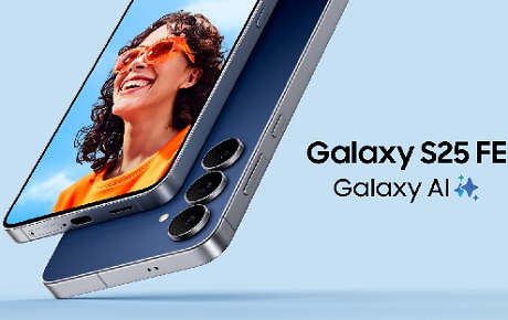 Galaxy S25 FE de face et de dos sur fond bleu