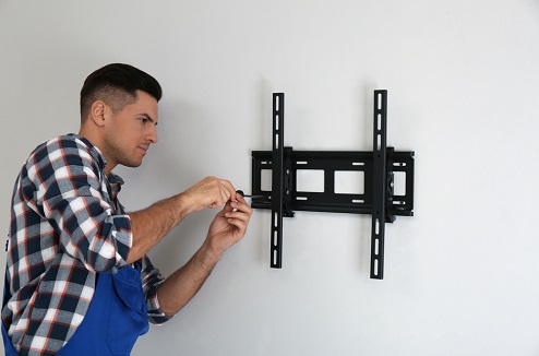 Les 6 erreurs à ne surtout pas commettre quand on installe sa TV sur un support mural