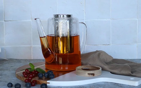 Théière en verre sur un plan de travail