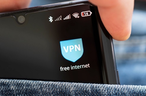 Un smartphone dans une poche affiche un icone de VPN gratuit