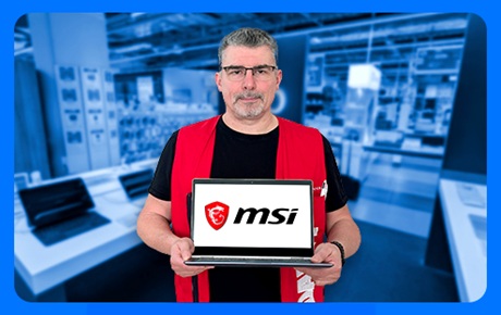 Un vendeur Darty tient un PC portbale avec le logo MSI affiché sur l'écran