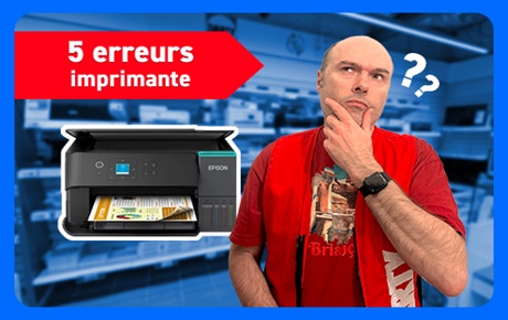 Un vendeur Darty prend l'air dubitatif à côté d'une imprimante