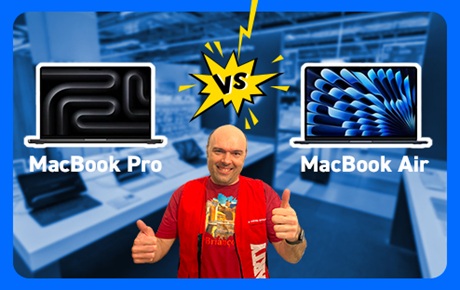 Un vendeur Darty est placé entre un Macbook Air et un MacBook Pro