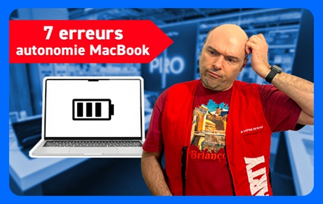 Un vendeur Darty se gratte la tête à côté d'un MacBook afffichant un icone de batterie