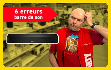 Un vendeur Darty se gratte la tête à coté d'une barre de son