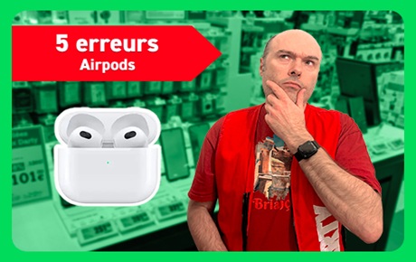 Un vendeur Darty l'air pensif à coté d'un boitier d'AirPods