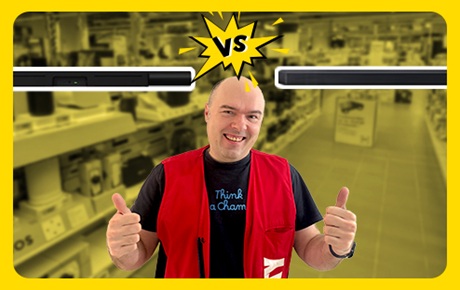 Un vendeur Darty est entre 2 barres de son