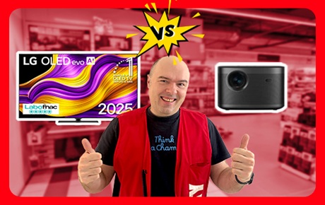 Un vendeur Darty entre une TV et un videoprojecteur