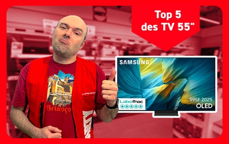 Un vendeur Darty montre une TV 55
