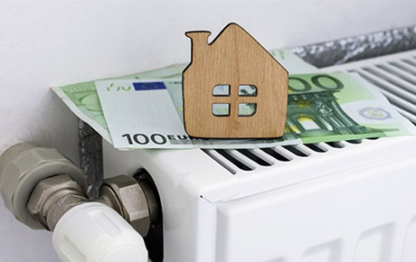 de l'argent en espèces est posé sur un radiateur