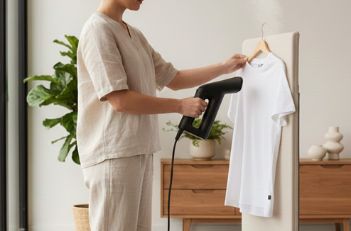 Que choisir entre un défroisseur vapeur à main ou vertical sur pied ?