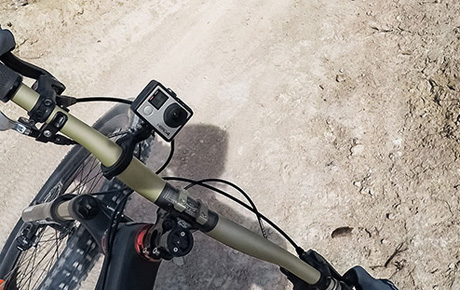 Une GoPro fixée à un guidon de vélo
