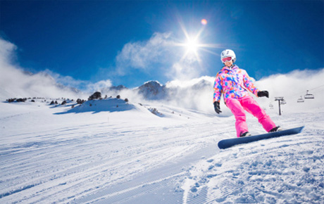 Une personne qui fait du snowboard