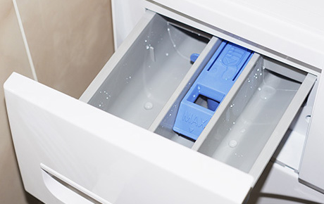 À quoi sert vraiment le troisième bac de votre lave-linge ? (Celui que vous n'utilisez peut-être jamais)