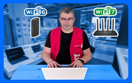 Un vendeur Darty utilise un pc portable blanc entre deux appareils réseau Wifi 6 et 7