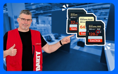 Un vendeur Darty montre 3 cartes mémoire 