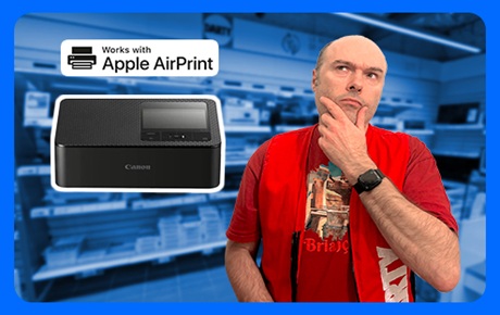 Un vendeur Darty l'air pensif à côté d'une imprimante compatible Airplay