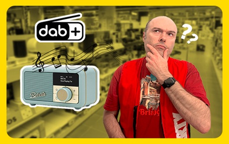 Un vendeur Darty à côté d'une radio DAB+