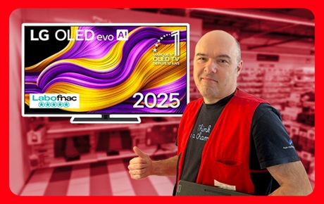 Un vendeur Darty à côté d'un TV OLed LG de 2025