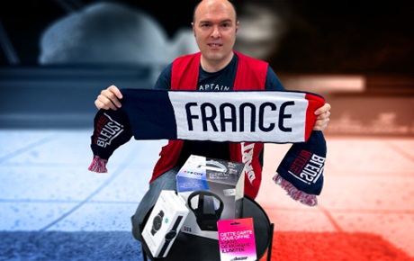 Un vendeur Darty tient une banderole Made in France devant des objets connectés