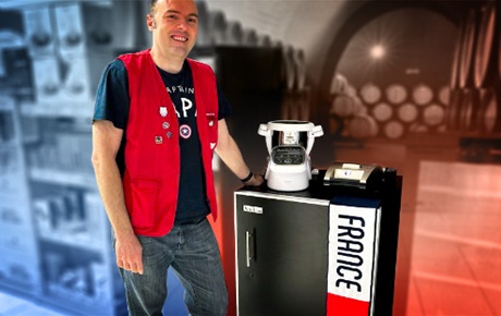 Un vendeur Darty prend la pose au coté de produits francais d'électroménager