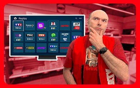 Un vendeur Darty à côté d'un TV affichant l'interface du replay