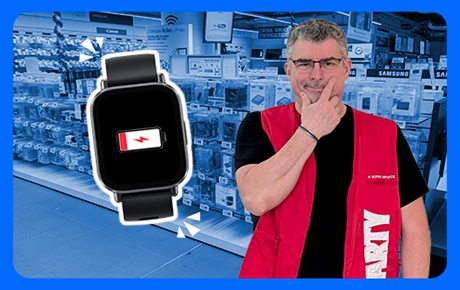 Un vendeur Darty se gratte le menton à côté d'une montre connectée affichant une batterie presque épuisée