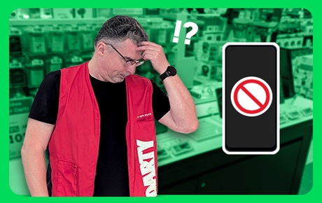 Un vendeur Darty l'air dubitatif à côté d'un smarpthone affichent le sigle sens interdit