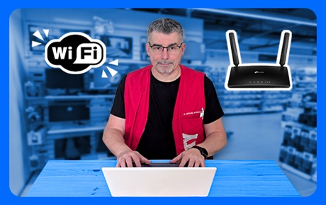 Un vendeur Darty se tient entre le sigle Wifi et un routeur