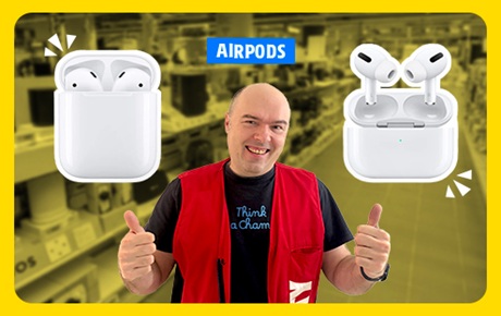 Un vendeur Darty entre 2 modèles d'AirPods