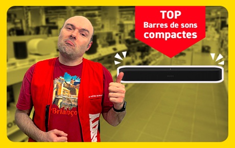 Un vendeur Darty fais le signe OK à côté d'une barre de son compacte