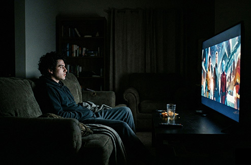 Regarder la télé dans le noir : danger réel ou idée reçue ?