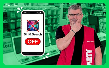 Un vendeur Darty se gratte le menton à côté d'un smartphone 