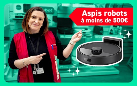 Une vendeuse darty montre un aspirateur robot