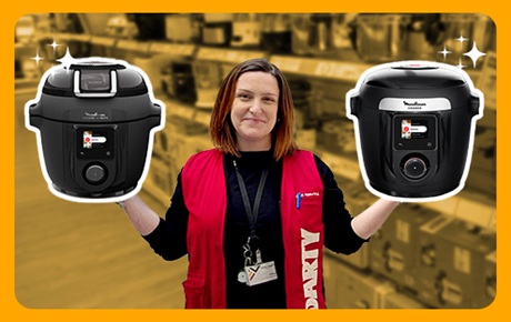 Une vendeuse Darty tient un Cookeo dans chaque main