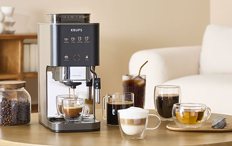 Machine Krups Coffee Crush Experience posé sur une table en bois