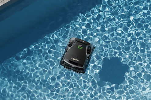Un robot Aiper flotte dans une piscine 