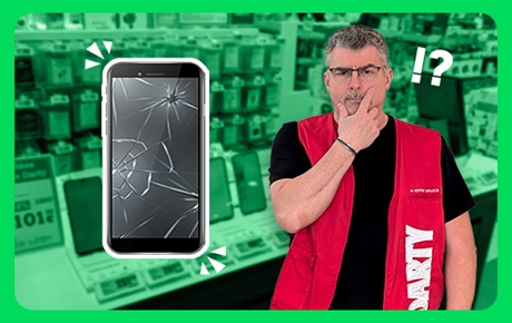 Un vendeur Darty se tient à côté d'un smartphone à l'écran cassé