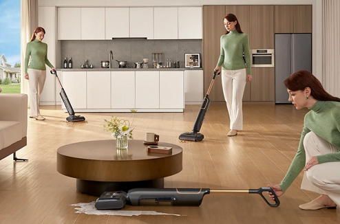 Une femme nettoyant sa maison avec le Vactidy Cleanova X7