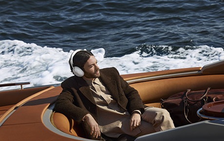 Un homme sur un bateau écoute sa musique sur un casque Sony 1000X THE COLLEXION 